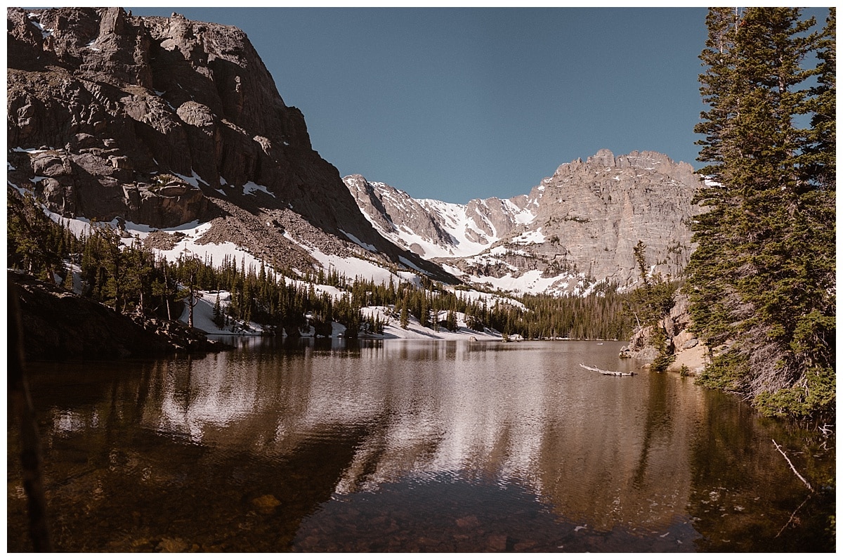 Landscape of alpine lake and mountains in Rocky Mountain National Park. 
