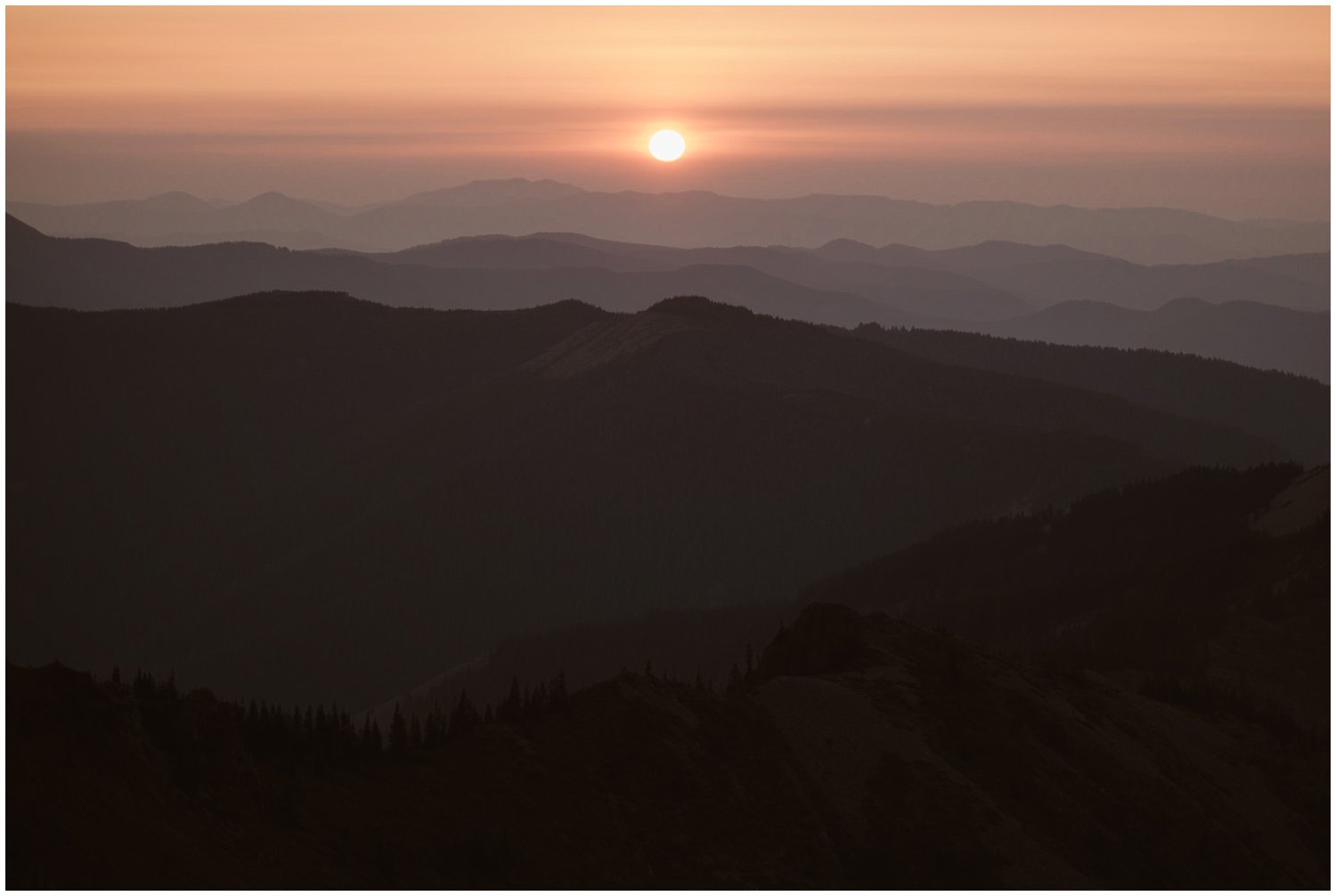 Landscape of mountains at sunrise in Washington.