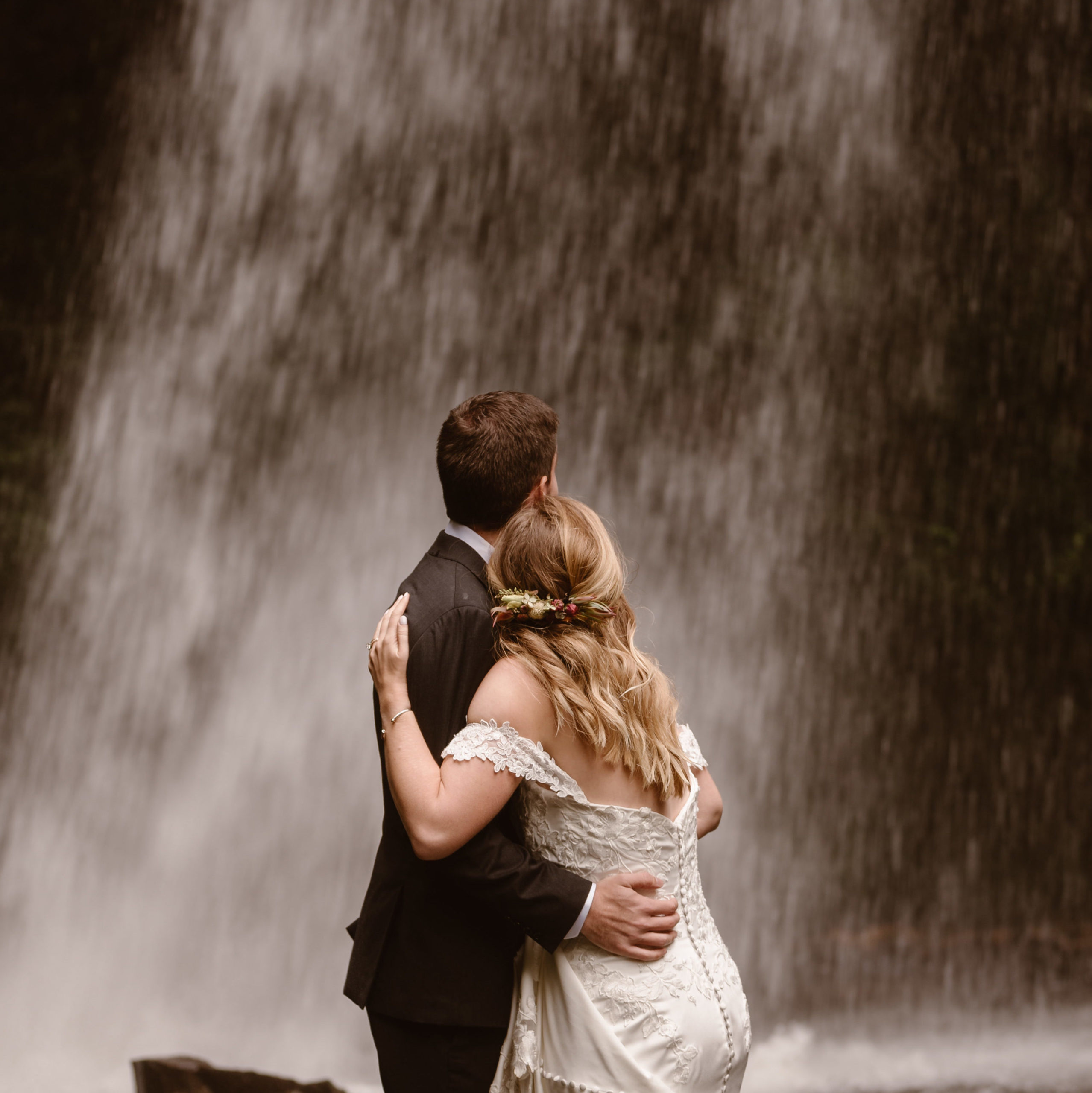Ashley & Casey say their vows in front of Latorell Falls in Oregon