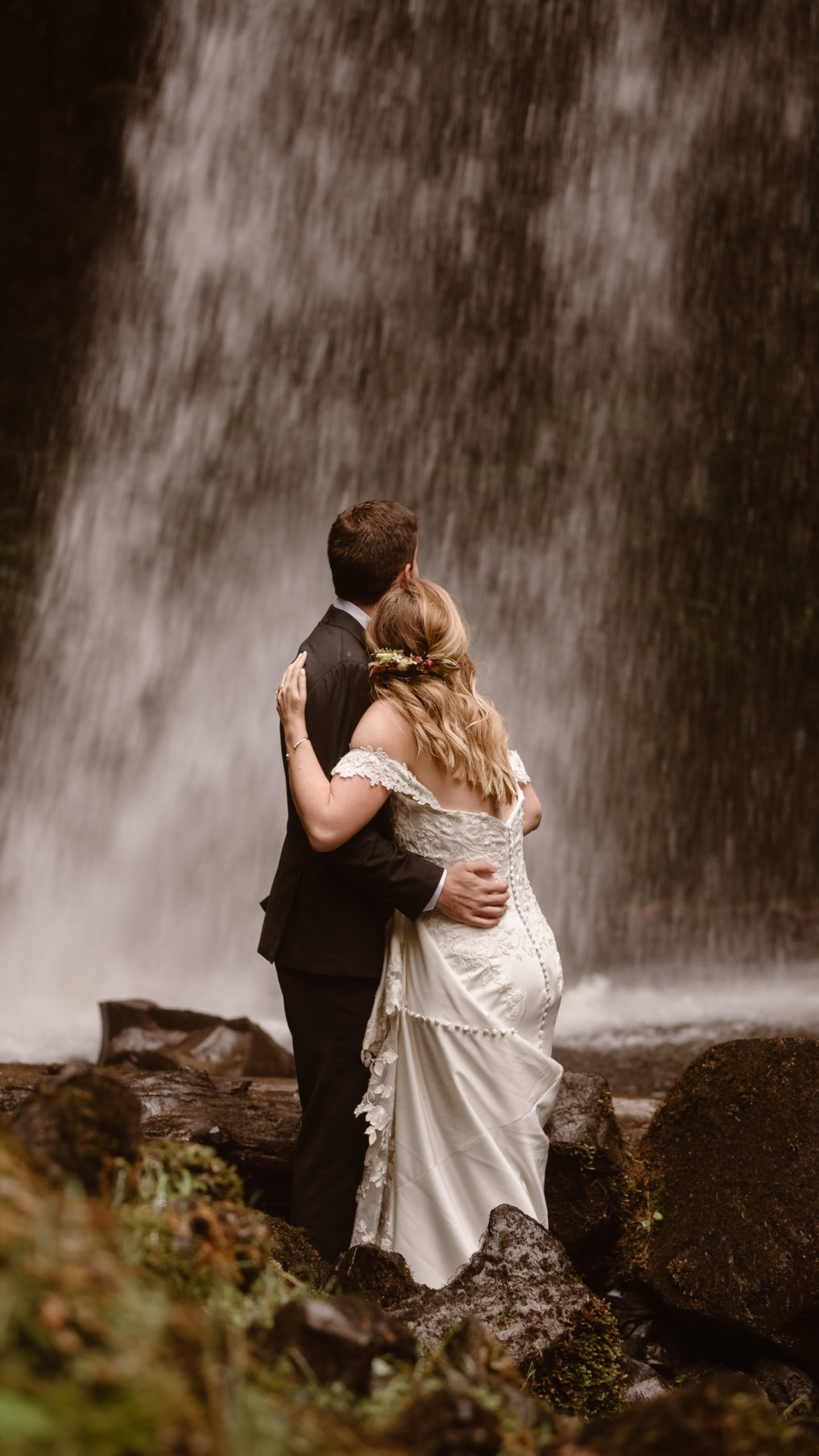 Ashley & Casey say their vows in front of Latorell Falls in Oregon